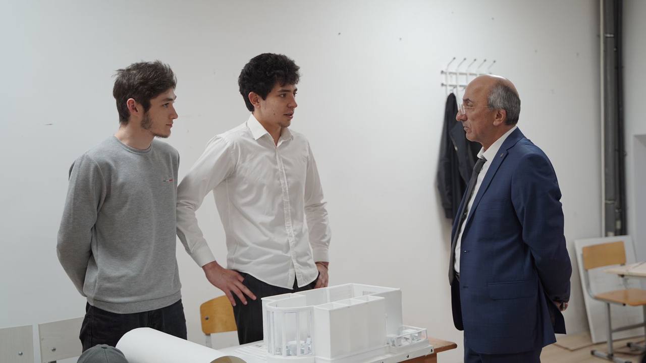Алаутдин Аскеров посетил наших дизайнеров для обсуждения подготовки к ВКР