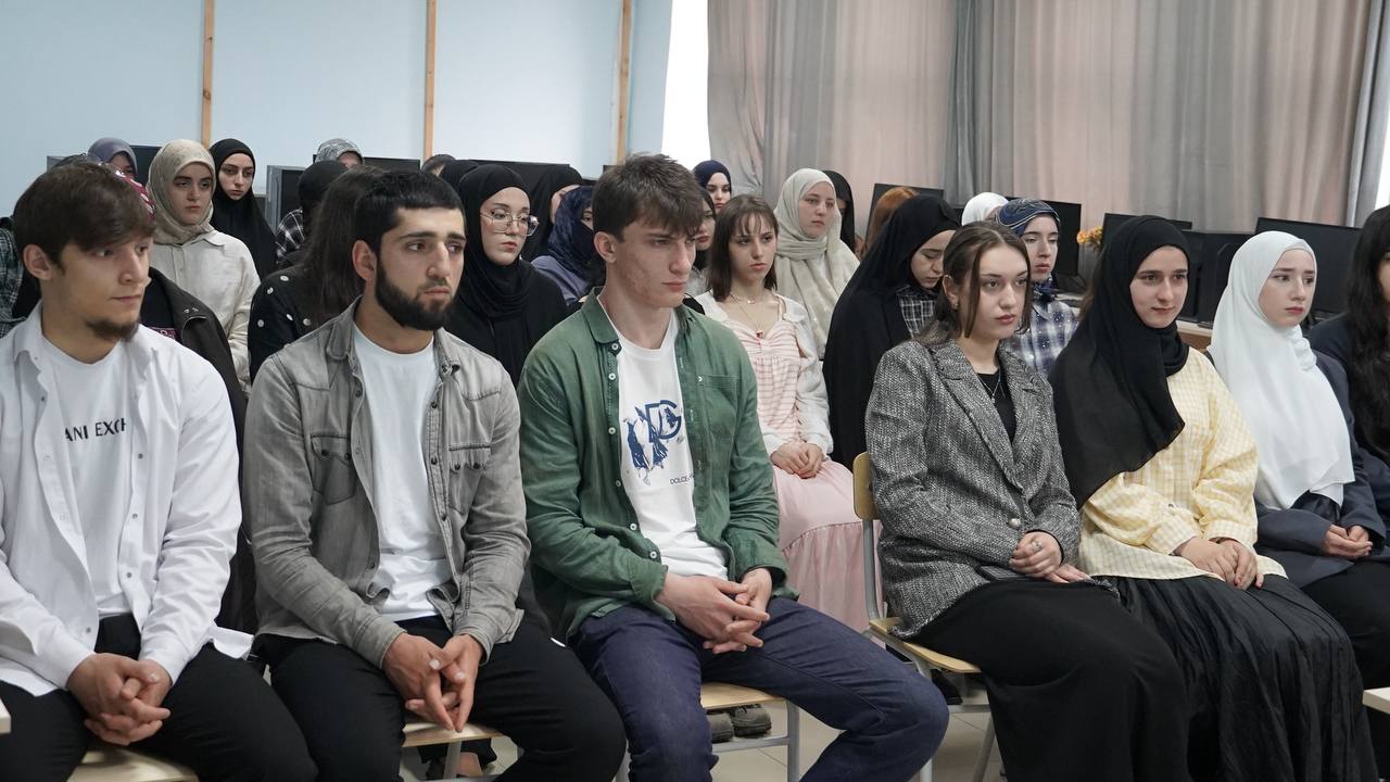 Мурад Дагиров прочитал лекцию о мировой экономике в Гуманитарно-педагогическом колледже