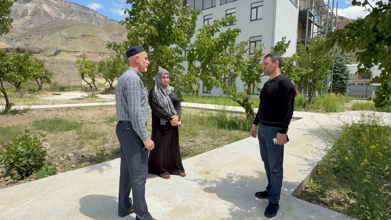 Накануне директор Гуманитарно - педагогического колледжа Мурад Шафиев вместе с заместителем Омаром Нуховым посетили готовящийся к открытию учебный кор...