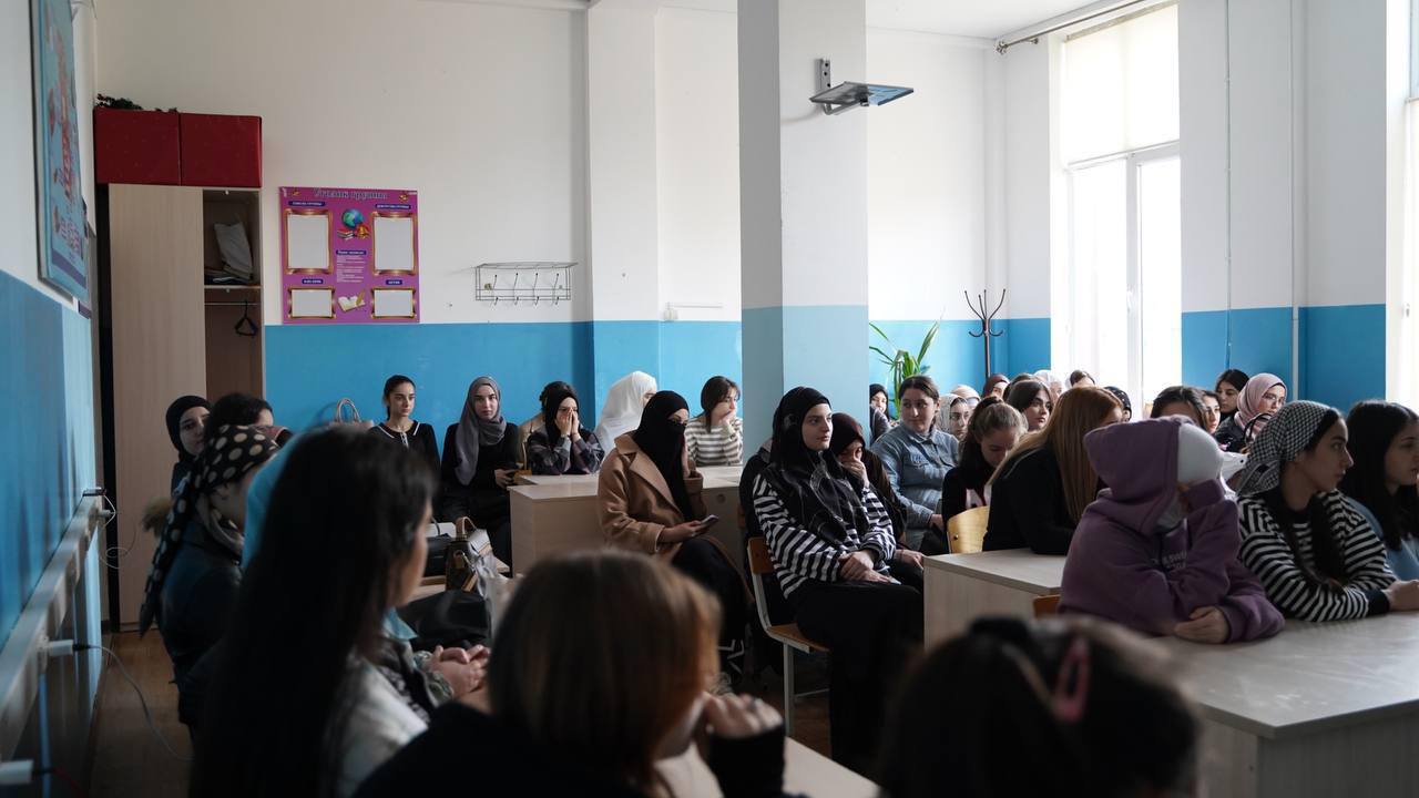 Сегодня в главном корпусе колледжа состоялась еженедельная духовно-просветительская лекция для девушек