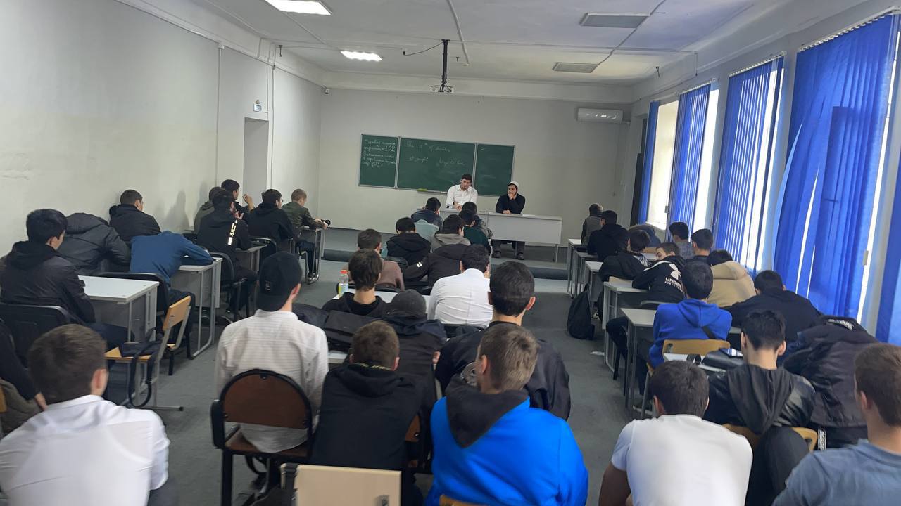 Во втором корпусе ГПК прошла традиционная еженедельная встреча студентов с сотрудниками отдела просвещения Муфтията РД