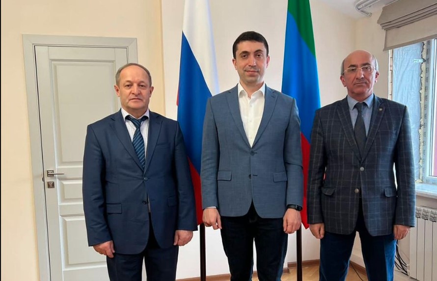 Встреча директора колледжа Алаутдина Аскерова с министром по делам молодёжи Камилём Саидовым.