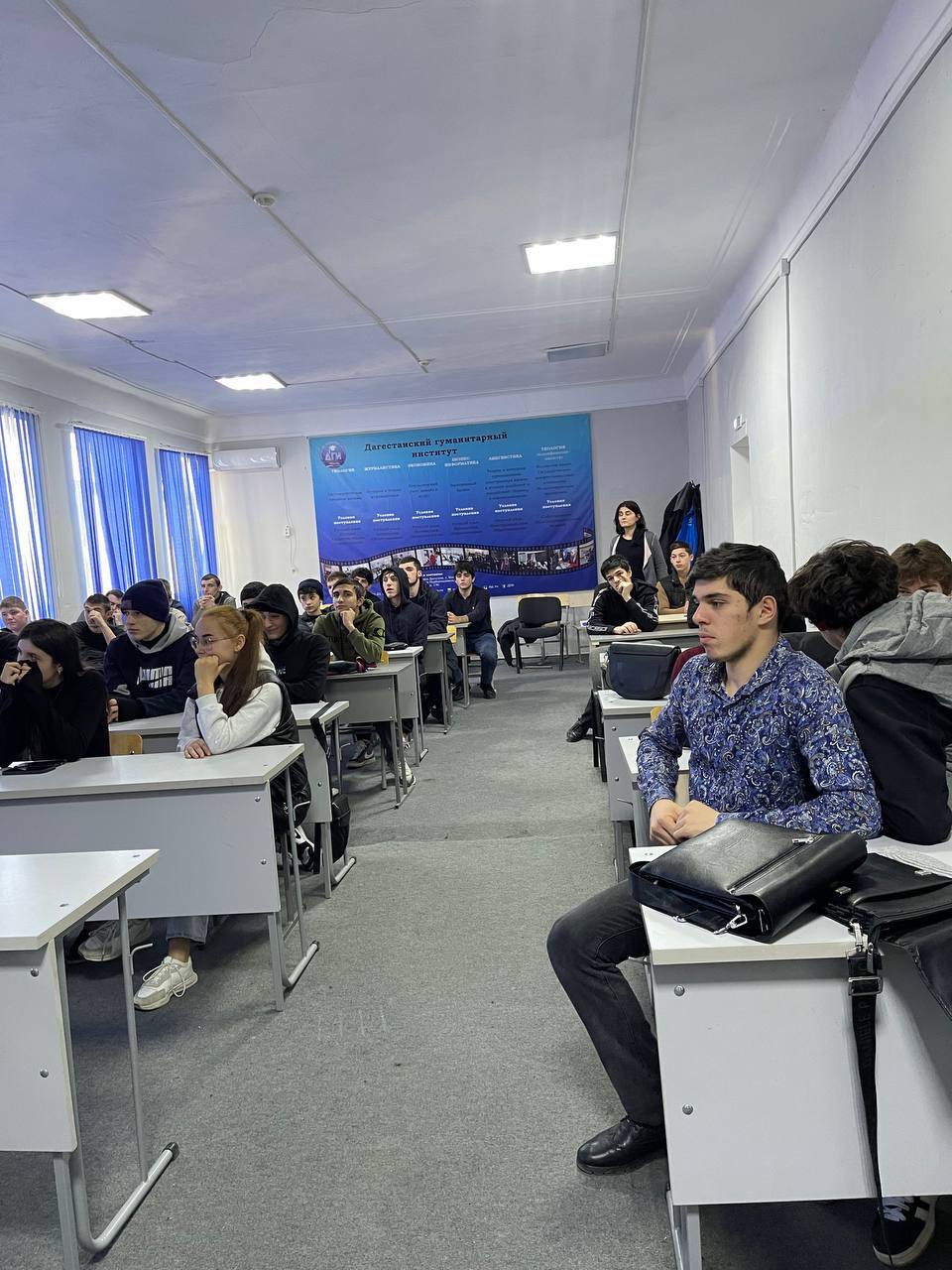 Заместитель директора Али Абдулжаватович наградил студентов, занявших призовые места на турнире по настольному теннису в ГПК